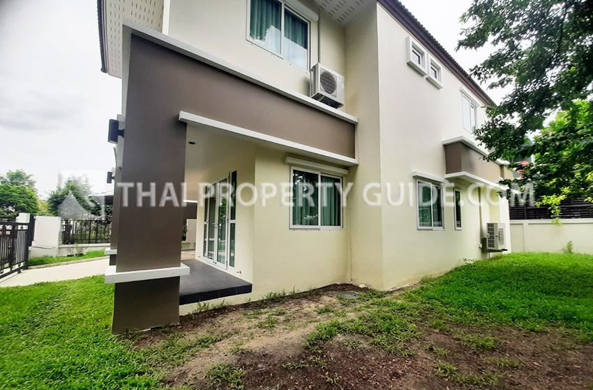 House with Shared Pool in Sukhumvit 